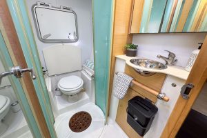 bath, Lagoon 500, catamaran for sale