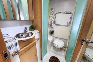 bath, Lagoon 500, catamaran for sale