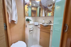 bath, Lagoon 500, catamaran for sale