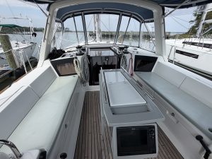 helm, Beneteau 41 Oceanis, sailboat for sale