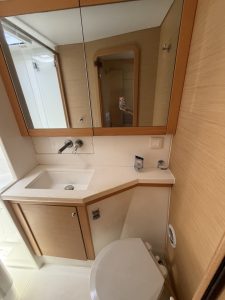 bath, Lagoon 450, catamaran for sale