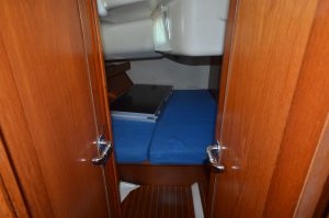 bed, Jeanneau, sailboat for sale