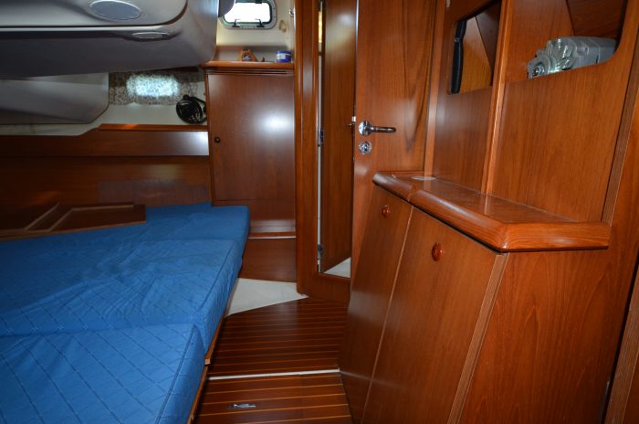 bed, Jeanneau, sailboat for sale