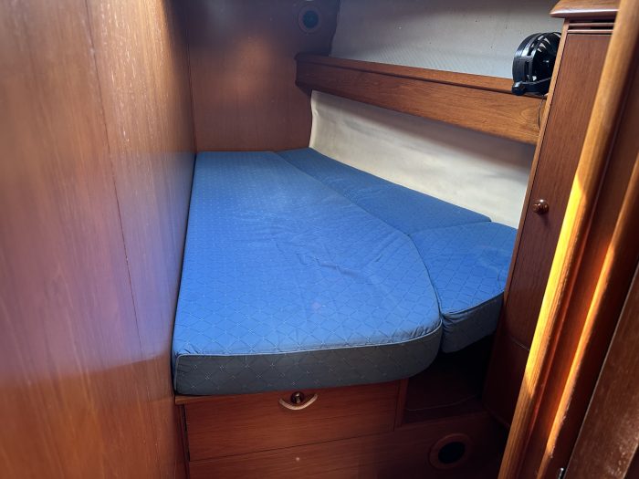 bed, Jeanneau, sailboat for sale