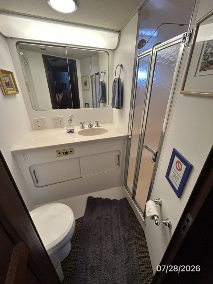 bath, Hatteras, trawler for sale