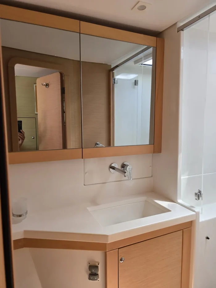 bath, Lagoon 450, catamaran for sale