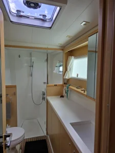 bath, Lagoon 450, catamaran for sale