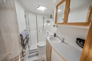 bath, Knysna 480, catamaran for sale
