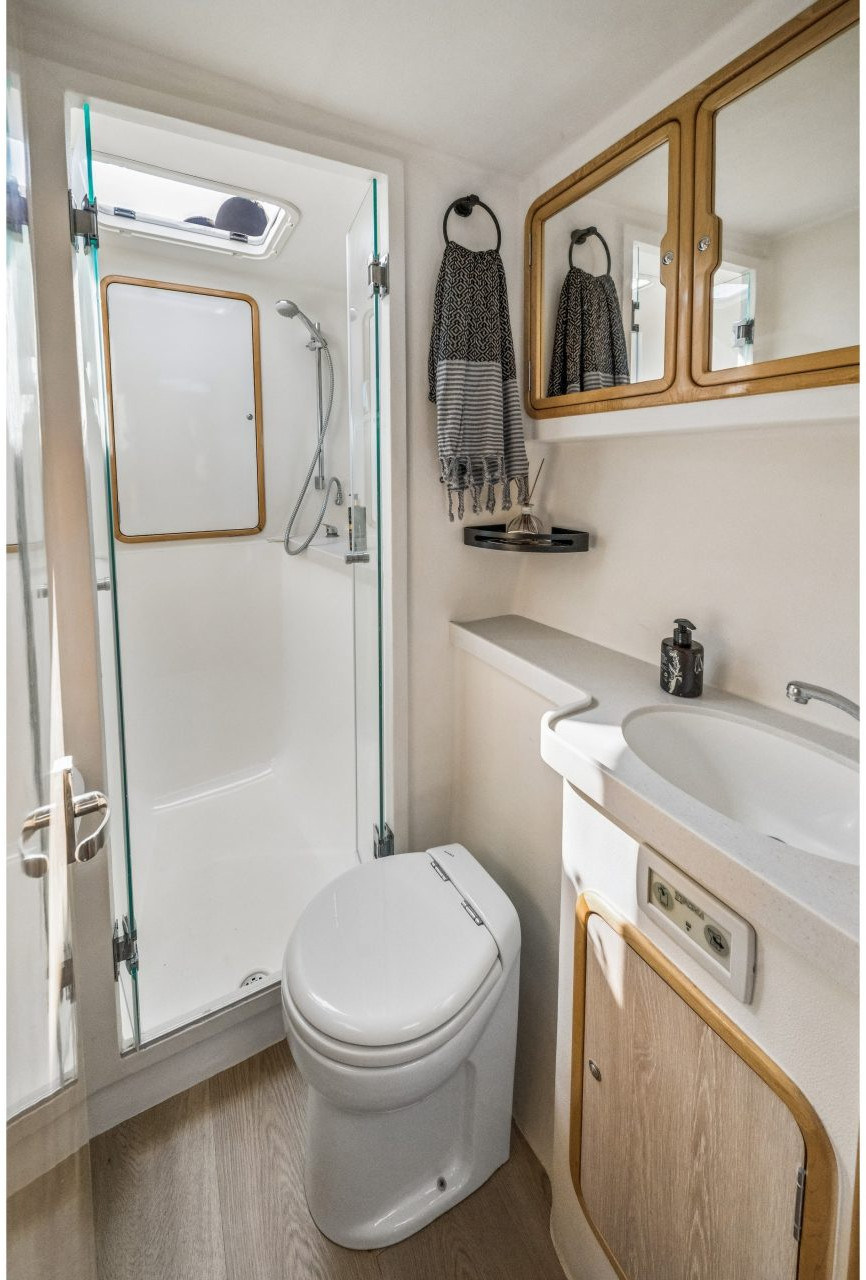 bath, Knysna 480, catamaran for sale