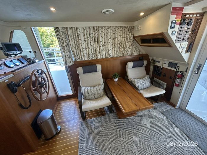 interior, Mainship 390, trawler for sale