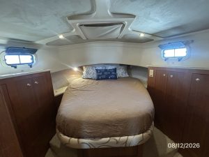 bed, Mainship 390, trawler for sale