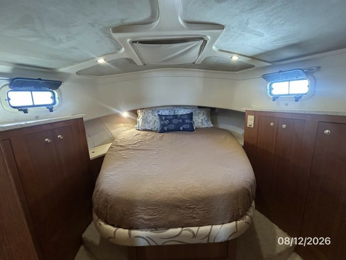 bed, Mainship 390, trawler for sale