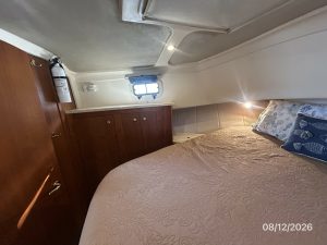 bed, Mainship 390, trawler for sale