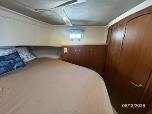bed, Mainship 390, trawler for sale
