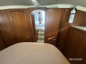 bed, Mainship 390, trawler for sale