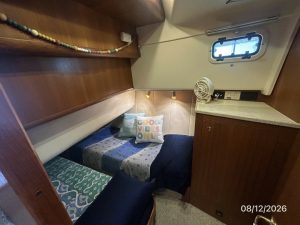 bed, Mainship 390, trawler for sale