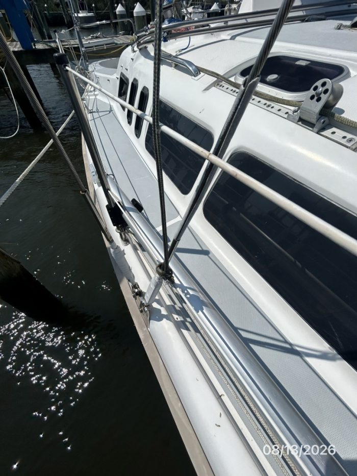 deck, Hunter, sailboat for sale