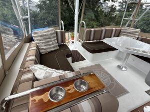 cockpit, Mainship 430 Trawler, trawler for sale