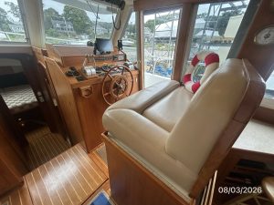 navigation station, Mainship 430 Trawler, trawler for sale