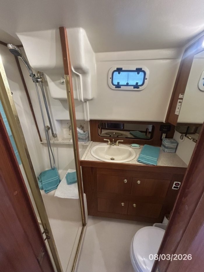 bath, Mainship 430 Trawler, trawler for sale