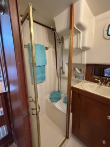bath, Mainship 430 Trawler, trawler for sale