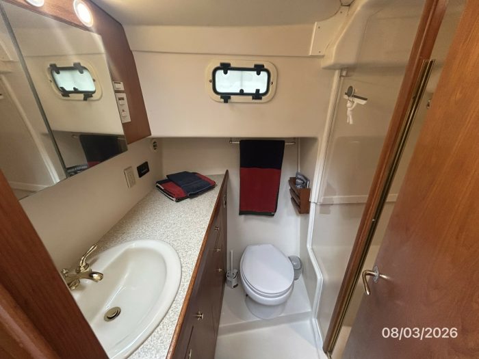 bath, Mainship 430 Trawler, trawler for sale