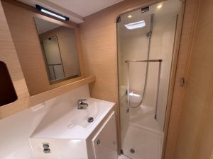 bath, Lagoon 42, catamaran for sale