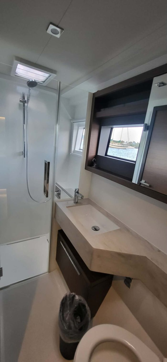 bath, Lagoon 50, catamaran for sale