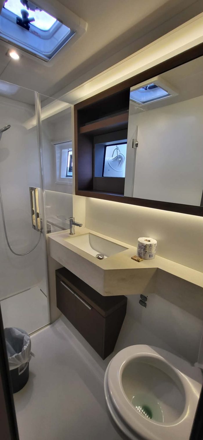 bath, Lagoon 50, catamaran for sale