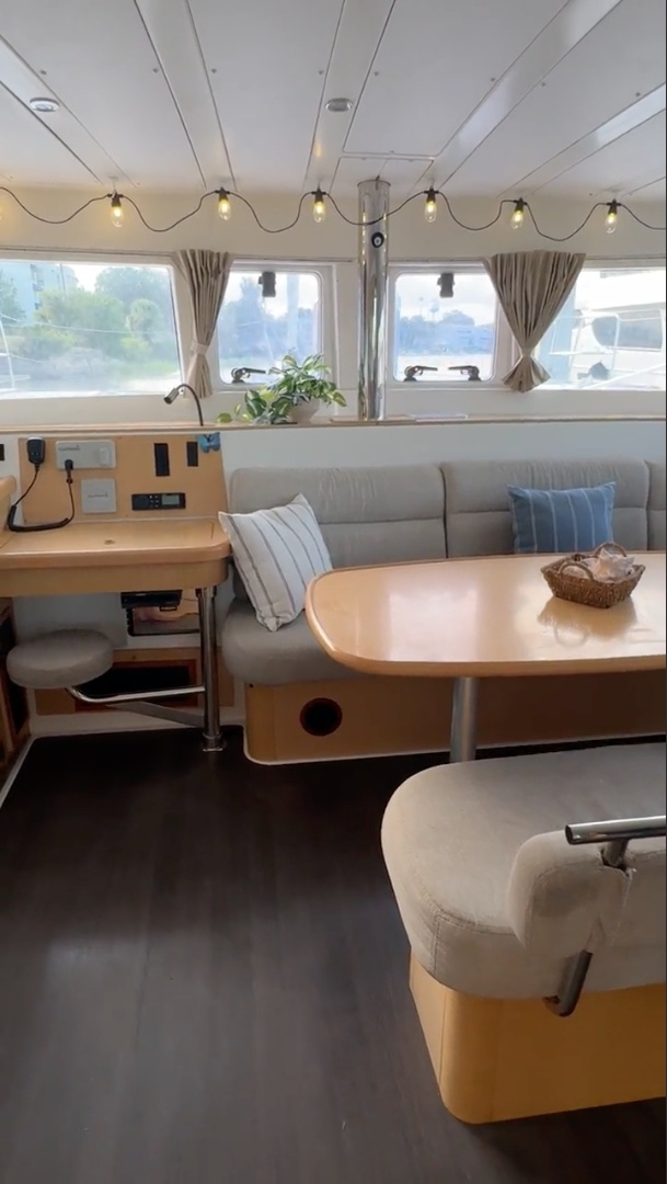salon, Lagoon 421, catamaran for sale