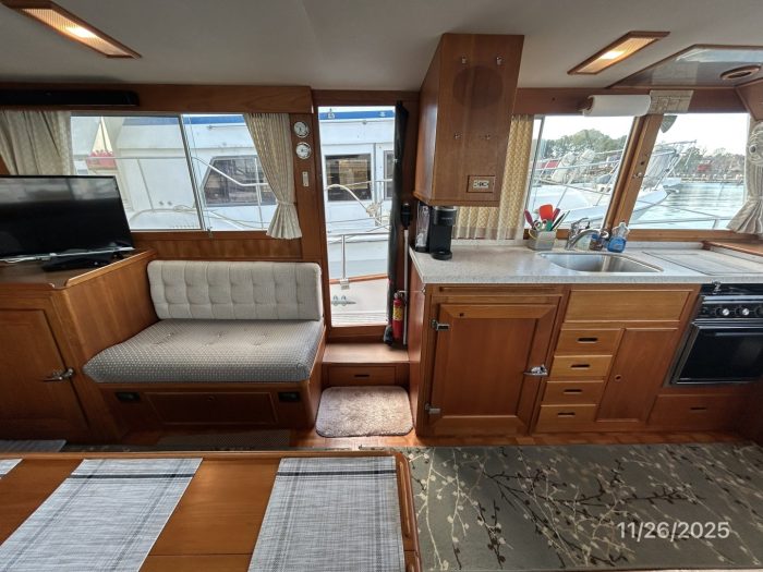 salon, Grand Banks 42 Classic, trawler for sale