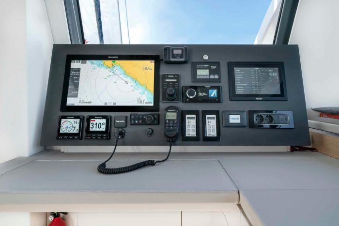 helm, Privilege 580 Signature, catamaran for sale