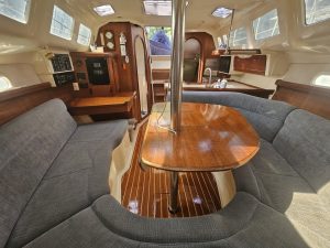salon, Hunter, sailboat for sale