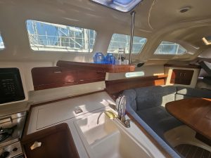 salon, Hunter, sailboat for sale