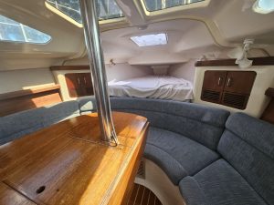 salon, Hunter, sailboat for sale