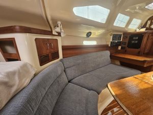 salon, Hunter, sailboat for sale