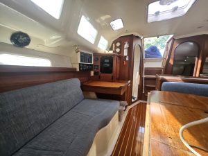 salon, Hunter, sailboat for sale
