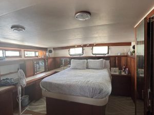 bed, Californian 48 Sundeck, trawler for sale
