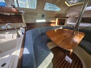 salon, Hunter, sailboat for sale