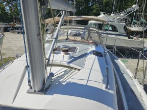 deck, Hunter, sailboat for sale