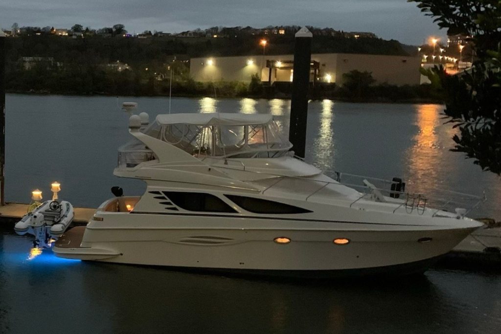 2009 Silverton 43 Sport Bridge M/Y Palm Breeze underway